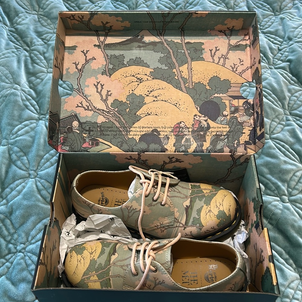 Dr. Martens Fuji the met Masterpiece size US7 New in box never worn